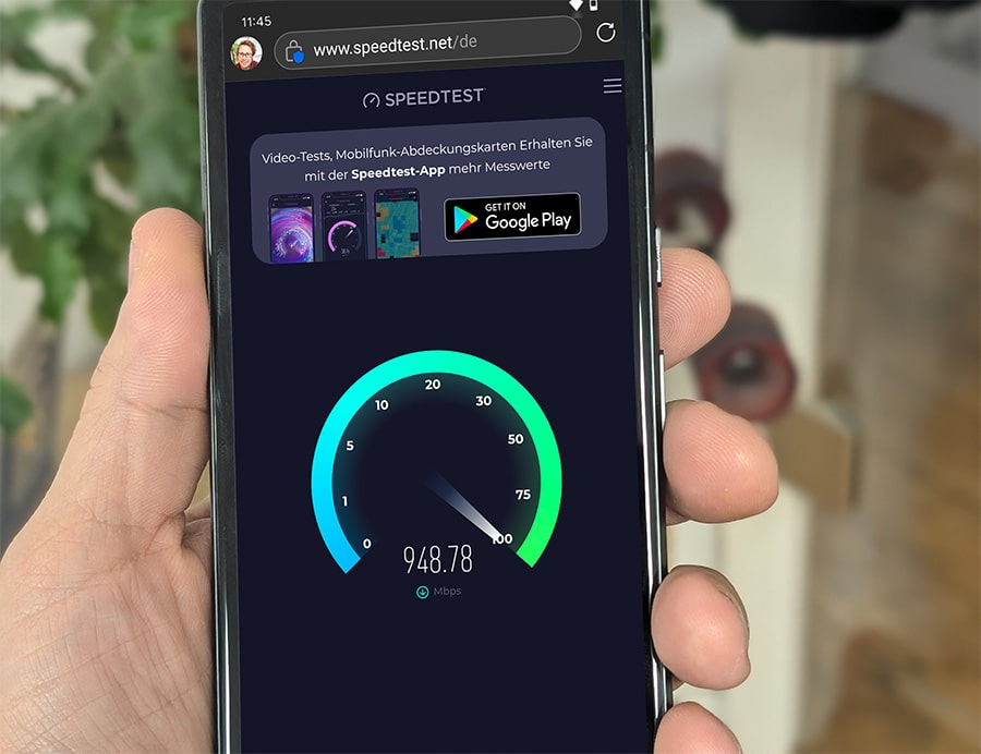 Foto eines Handys, auf dem ein Speedtest läuft, der mobiles Internet mit bis zu 1 GBit/s misst.